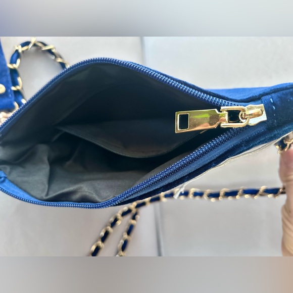 Justin & Taylor Velvet Chevron Crossbody/Clutch HandBag.
Color: Navy Blue - Picture 7 of 7